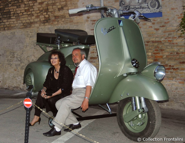 Maxi scooters : un Vespa géant à Cingoli (Italie)