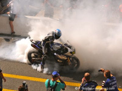 Le pilote du Yamaha GMT 94 termine son pneu arrière pour le plus grand plaisir des spectateurs