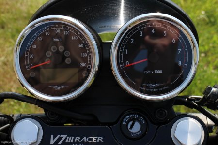 Moto Guzzi V7 III Racer : compteurs néo et rétro