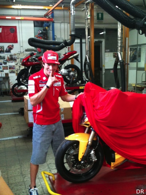 Nicky Hayden lève le voile sur la Ducati Streetfighter (...)