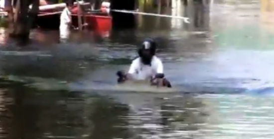 Inondations : rien n'arrête le motard thaïlandais