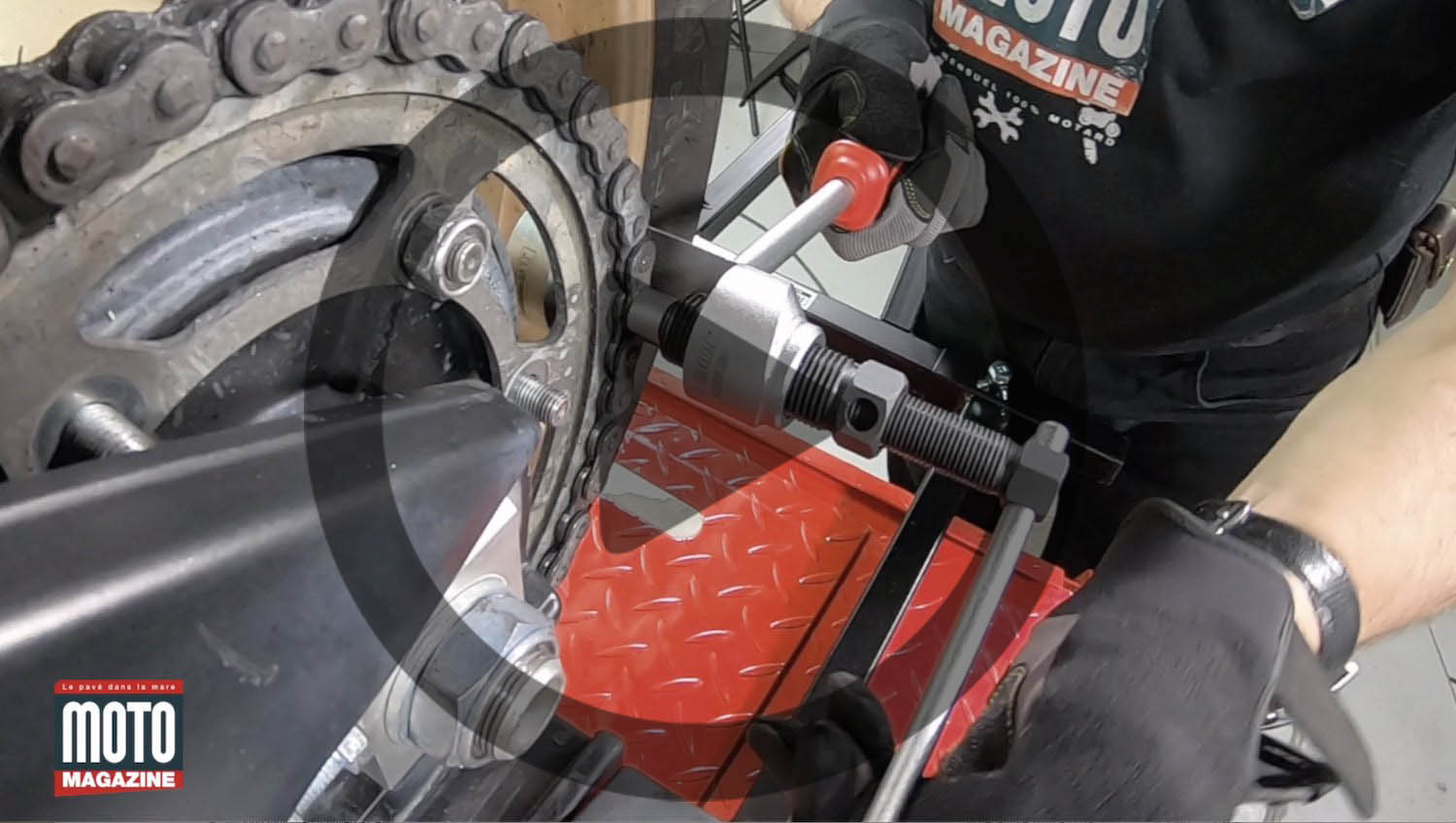 Tuto mécanique : comment changer son kit chaine moto ()