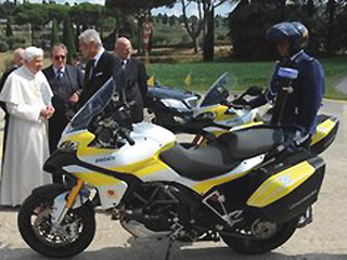 Deux Ducati Multistrada 1200 "papamobiles" pour (...)