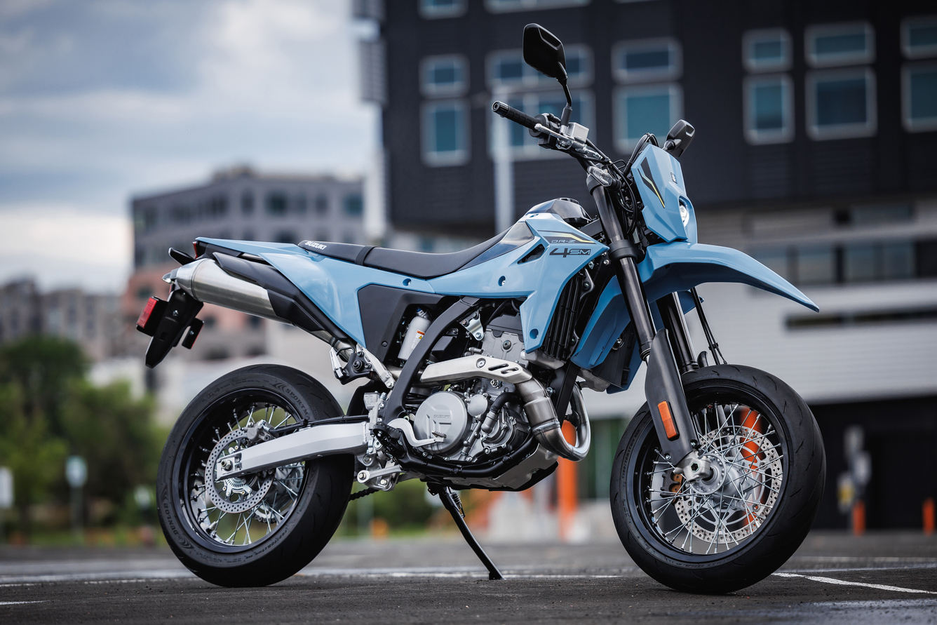 Suzuki DRZ4S et DRZ4SM 2025 le retour du supermotard midsize