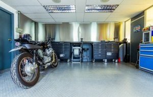 Entretien moto dans un garage. Comment trouver le (...)