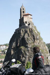 Balade en Auvergne à moto : le rocher Corneille