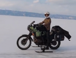 Vidéo : Ptiluc fait de la moto-ski sur le lac Baïkal en (...)
