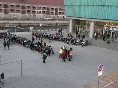Les motos envahissent le parvis d’UGC