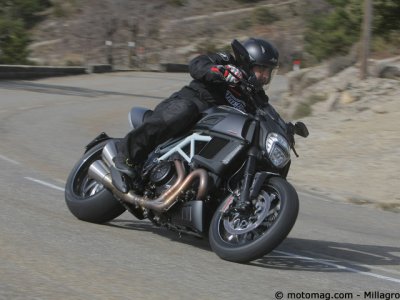 Ducati 1200 Diavel Carbon : comportement