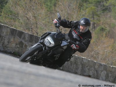 Ducati 1200 Diavel Carbon : garde au sol limitée