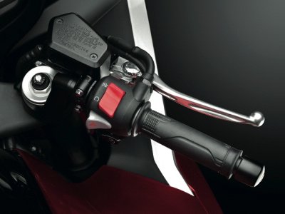 Honda VFR1200F : gaz à commande électrique