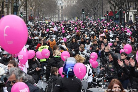 Toutes en moto 2013 Paris : du rose dans les rues