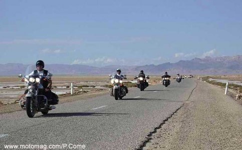 Des motards dans l’immensité du désert