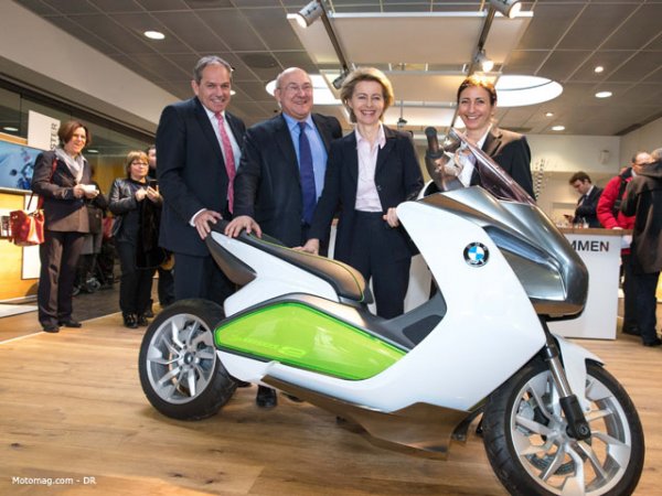Michel Sapin visite l'usine BMW Motorrad de Berlin